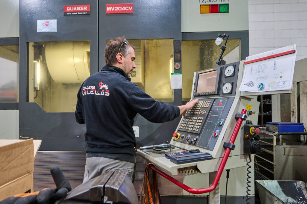 Hombre trabajando en una máquina