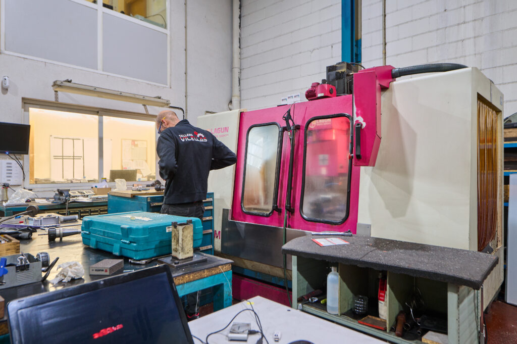 Hombre trabajando en el taller