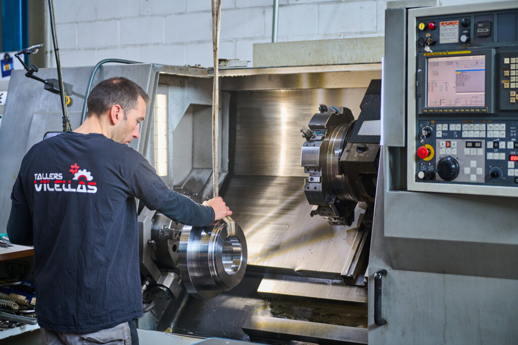 Hombre trabajando en una máquina